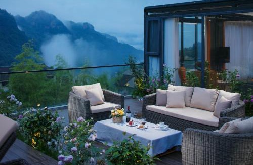 Wulingyuan Hotel | Pandora's Hilltop House Resort