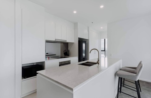 Belconnen Apartment | Panoramic Lake View 2-Bed with Pool, Gym and BBQ