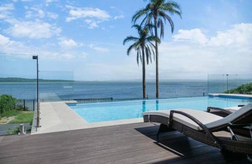 Toukley House | Panoramic Lakefront 6 BDRM Villa