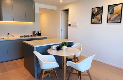 Glen Waverley Apartment | Panoramic Views! Spacious 2 Bed, 2 Bath Luxury Apartment w/Free Parking