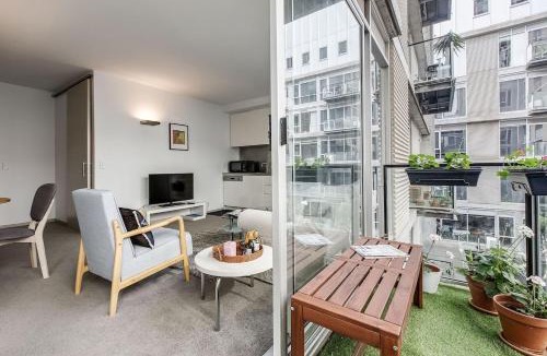 East Melbourne Apartment | Parade Place - A Central Balcony Stay
