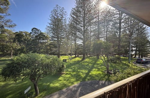Black Head House | Parkview 1 Coastal 3 bedroom home,100m stroll to the beach, parks, cafés