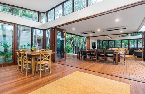 Broken Head House | Pavilion 4, beachside, walk 300m through the dunes to Broken Head Beach.