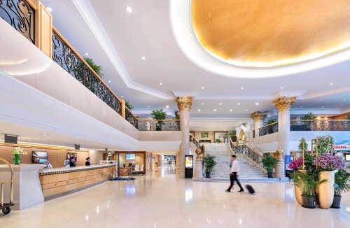Wangfujing Shopping Area Hotel | Peace Hotel Beijing