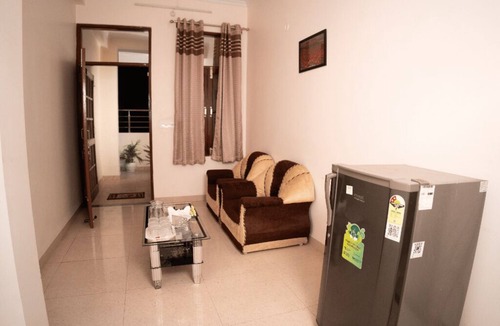 Gomti Nagar Bed & Breakfast | Peaceful 1BHK Near Taj | Kitchen + Breakfast