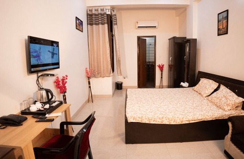 Gomti Nagar Bed & Breakfast | Peaceful 1BHK Near Taj | Kitchen + Breakfast