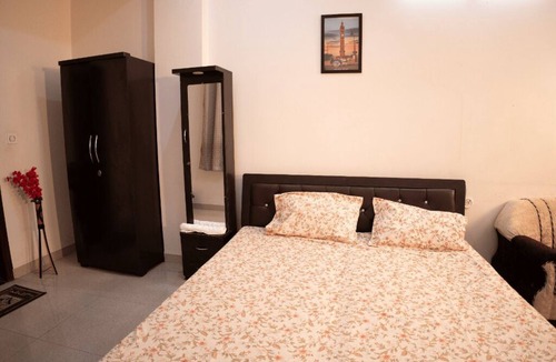 Gomti Nagar Bed & Breakfast | Peaceful 1BHK Near Taj | Kitchen + Breakfast