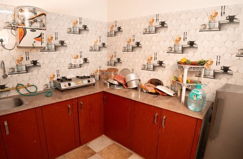 Gomti Nagar Bed & Breakfast | Peaceful 1BHK Near Taj | Kitchen + Breakfast
