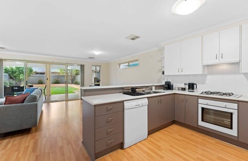 Dover Gardens House | Peaceful 3BR family home Free Wi-Fi Free Parking