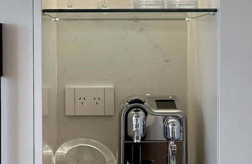 Woolloomooloo Apartment | Peaceful Modern Luxe City View Suite with Parking