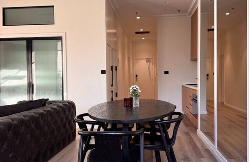 Woolloomooloo Apartment | Peaceful Modern Luxe City View Suite with Parking
