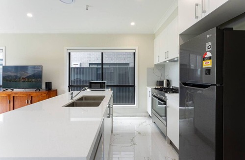 Austral House | Peaceful Stay in Austral Perfect for Groups