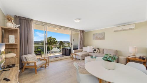 Ettalong Beach House | Peacock Hideaway