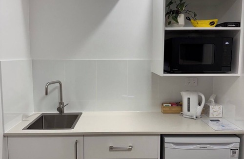Bowen Hotel | Pearly Shell Motel