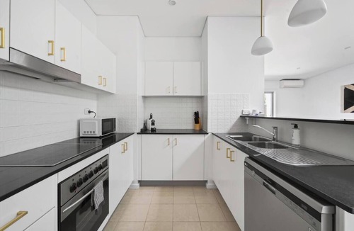 Avalon Beach Apartment | Peninsula Sky Walk to Beach Cafs and Golf