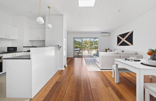 Avalon Beach Apartment | Peninsula Sky Walk to Beach Cafs and Golf