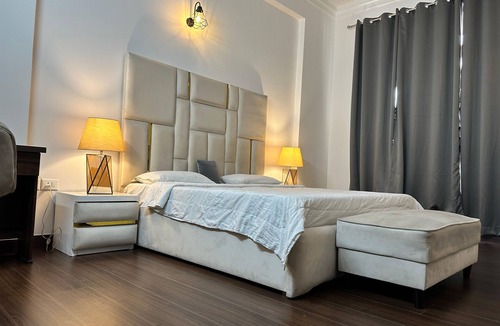 Noida Bed & Breakfast | PENTHOUSE luxurious spacious Golf facing 3 Bedroom with attached washrooms