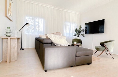 Windsor Apartment | Penthouse Spot | Sleep 8 | Free Parking | 4km CBD