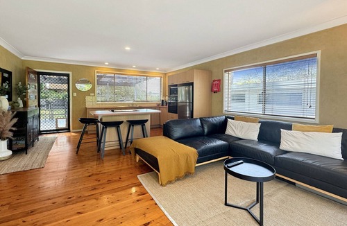 Wimbie Beach Apartment | Pet-Friendly 2-Bed Beach House with Garden & BBQ
