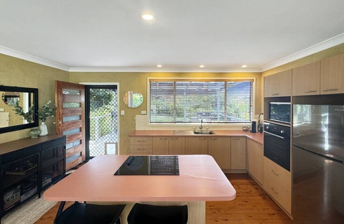 Wimbie Beach Apartment | Pet-Friendly 2-Bed Beach House with Garden & BBQ