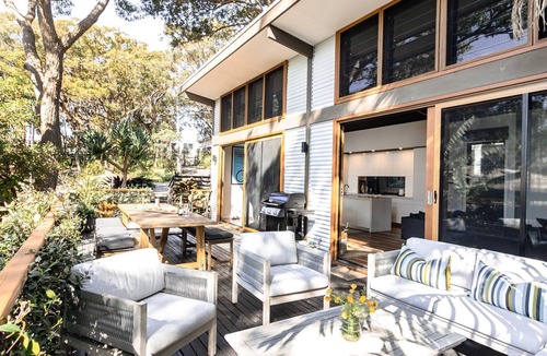 Macmasters Beach House | Pet friendly and 3min walk to Macmasters Beach