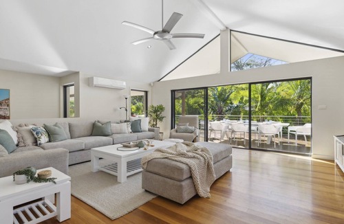 Korora House | Pet Friendly, Pool, Beachside BBQ Heaven, Sleeps 8-10