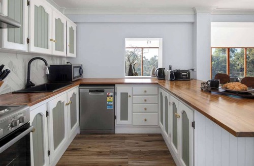 Upper Coomera House | Pet-Friendly Retreat | Big Views & Goats
