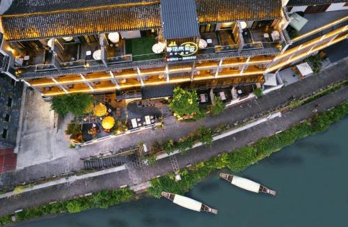 Fenghuang Hotel | Phoenix Ancient Hill Riverside View Hotel- Offers free one-way high-speed rail pick-up service - Afternoon tea - Self-service laundry - Baggage storage - Travel planning