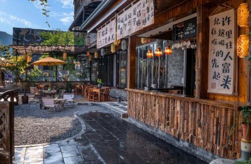 Fenghuang Hotel | Phoenix Ancient Hill Riverside View Hotel- Offers free one-way high-speed rail pick-up service - Afternoon tea - Self-service laundry - Baggage storage - Travel planning