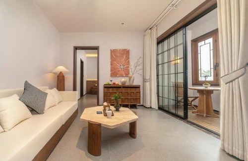 Fenghuang Bed & Breakfast | Phoenix Courtyard Hotel -100m to Tuojiang River &Guided Hiking & Photography&Fishing&Offers free one-way high-speed rail pick-up service
