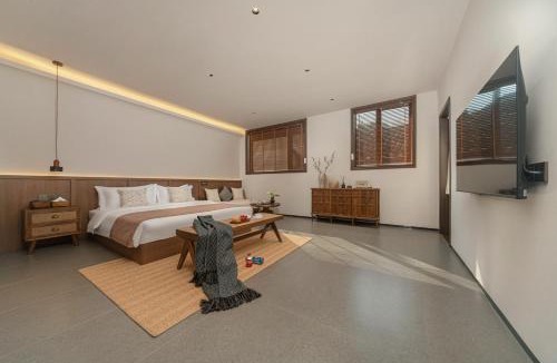 Fenghuang Bed & Breakfast | Phoenix Courtyard Hotel -100m to Tuojiang River &Guided Hiking & Photography&Fishing&Offers free one-way high-speed rail pick-up service