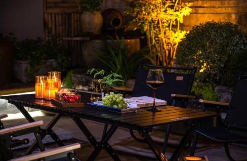 Fenghuang Bed & Breakfast | Phoenix Courtyard Hotel -100m to Tuojiang River &Guided Hiking & Photography&Fishing&Offers free one-way high-speed rail pick-up service