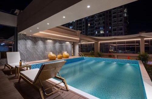 Fenghuang Hotel | Phoenix Sky Pool Hotel-Newly Opened 2026 Free Pick-up Service Rooftop Infinity Pool Kids Playground On-site Café Near Fenghuang Scenic Area