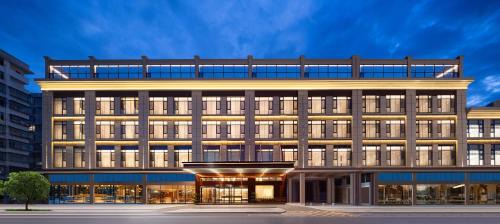 Fenghuang Hotel | Phoenix Sky Pool Hotel-Newly Opened 2026 Free Pick-up Service Rooftop Infinity Pool Kids Playground On-site Café Near Fenghuang Scenic Area