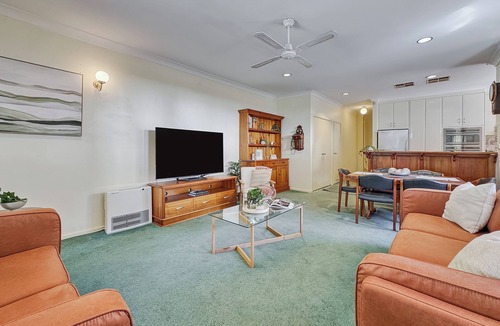 North Adelaide Cottage | Picket Fence Cottage Steps from Adelaide Oval