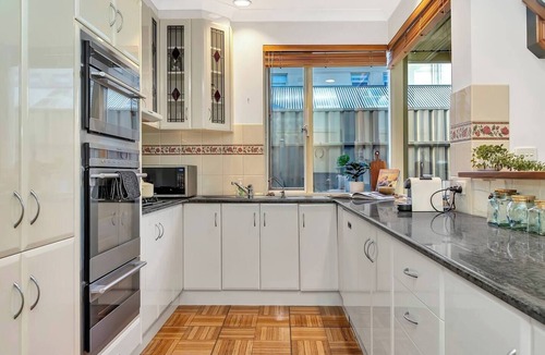 North Adelaide Cottage | Picket Fence Cottage Steps from Adelaide Oval