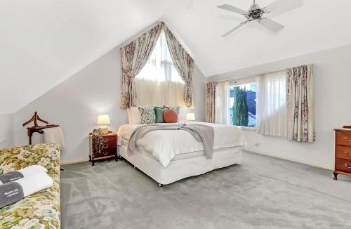 North Adelaide House | Picket Fence Cottage - Steps from Adelaide Oval
