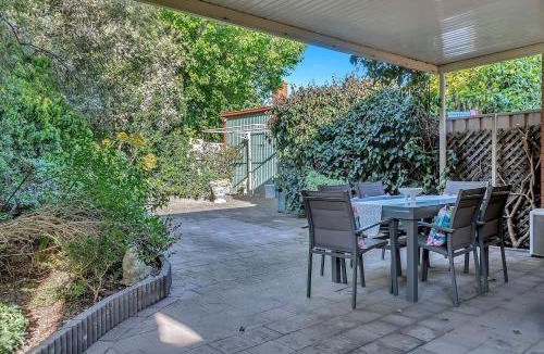 North Adelaide House | Picket Fence Cottage - Steps from Adelaide Oval