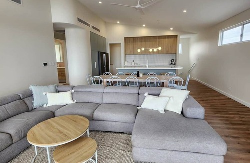 Muloowurtie House | Pleasant View Too - Beach Front Accommodation