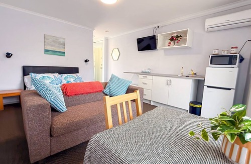 Mandurah Apartment | Pool View Studio | 3 Min Walk to Beach | Marina & Foreshore