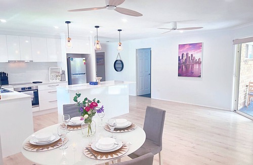 Pacific Pines House | Poolside Paradise – 5BR Family Haven with pool