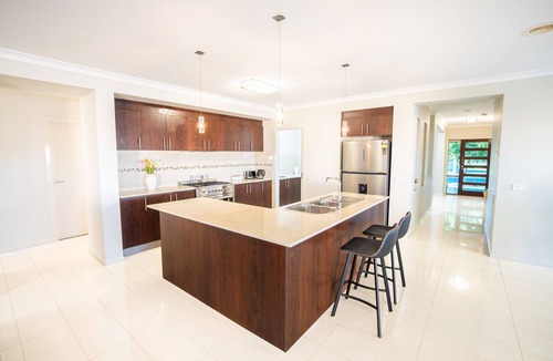 Shepparton House | Popular Grand Villa – Walking Distance to Sports Stadium,McD,KFC,dining & shops