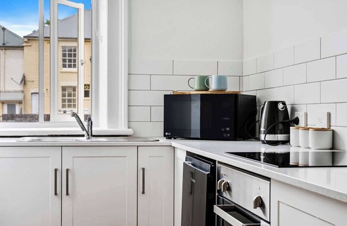 Battery Point Apartment | Portsea Place - Chic queen studio and parking