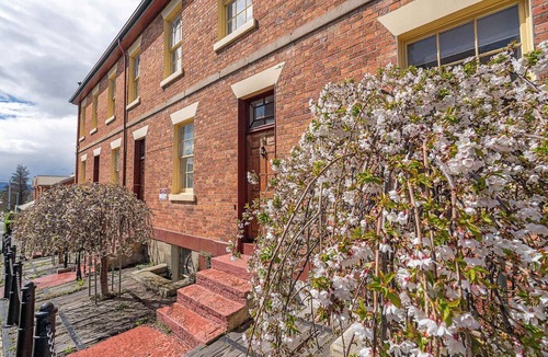 Battery Point Apartment | Portsea Place - Chic queen studio and parking