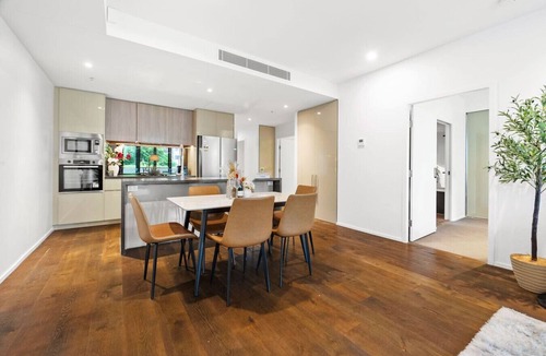 Mascot Apartment | Prestige 3BR Retreat with 2 Parking | Prime Sydney
