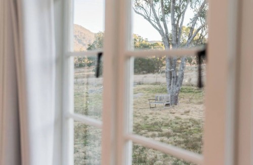 Tenterfield House | Pretty Queenslander with stunning mountain views. Peaceful, private, relaxing!