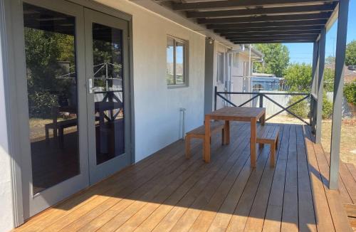 California Gully House | Private 3Bed Home with Large Deck Central Location