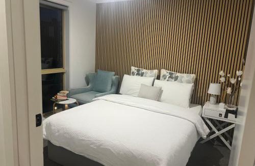 Westmeadows Apartment | Private Entry Guest Suite- 6 minutes to Airport