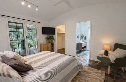 Doonan Apartment | Private Noosa Hinterland Retreat with Outdoor Shower & Deck