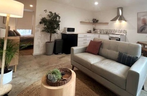 Rockingham House | Private Rustic Studio Guesthouse